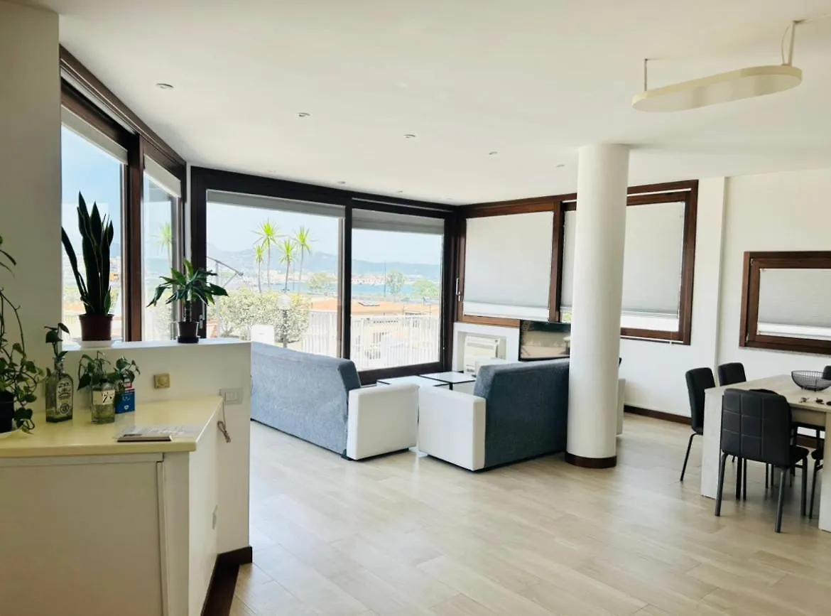 アパート Sunny Rooftop Loft With Gorgeous Views Of オルビア